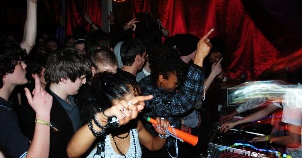 faveplaces's tweet photo. It’s July. Which means it’s very nearly that time of year again – when Sheffield puts on one giant party. Start planning for Tramlines weekend with our top picks of the 2023 Fringe lineups across the city on 21–23 July > https://t.co/5tAHDXFBb1 https://t.co/QBccAomTLn