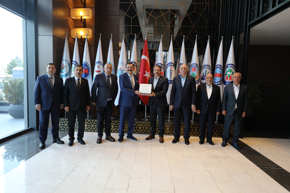 MemurSenKonf's tweet photo. Türkiye-AB KİK Heyetinden Memur-Sen'e Ziyaret

Türkiye-AB Karma İstişare Komitesini oluşturan TOBB, HAK-İŞ, TESK, TZOB, TÜRKİYE KAMU-SEN, TÜRK-İŞ ve TİSK heyeti başkanları Genel Başkanımız Ali Yalçın'ı makamında ziyaret ederek, 7. Olağan Genel Kurulda yeniden Genel Başkanlığa seçilmeleri münasebetiyle hayırlı olsun dileklerini ilettiler. 

@_aliyalcin_ | @MemurSenKonf  

🔗 https://t.co/Ew9pBVmcKJ