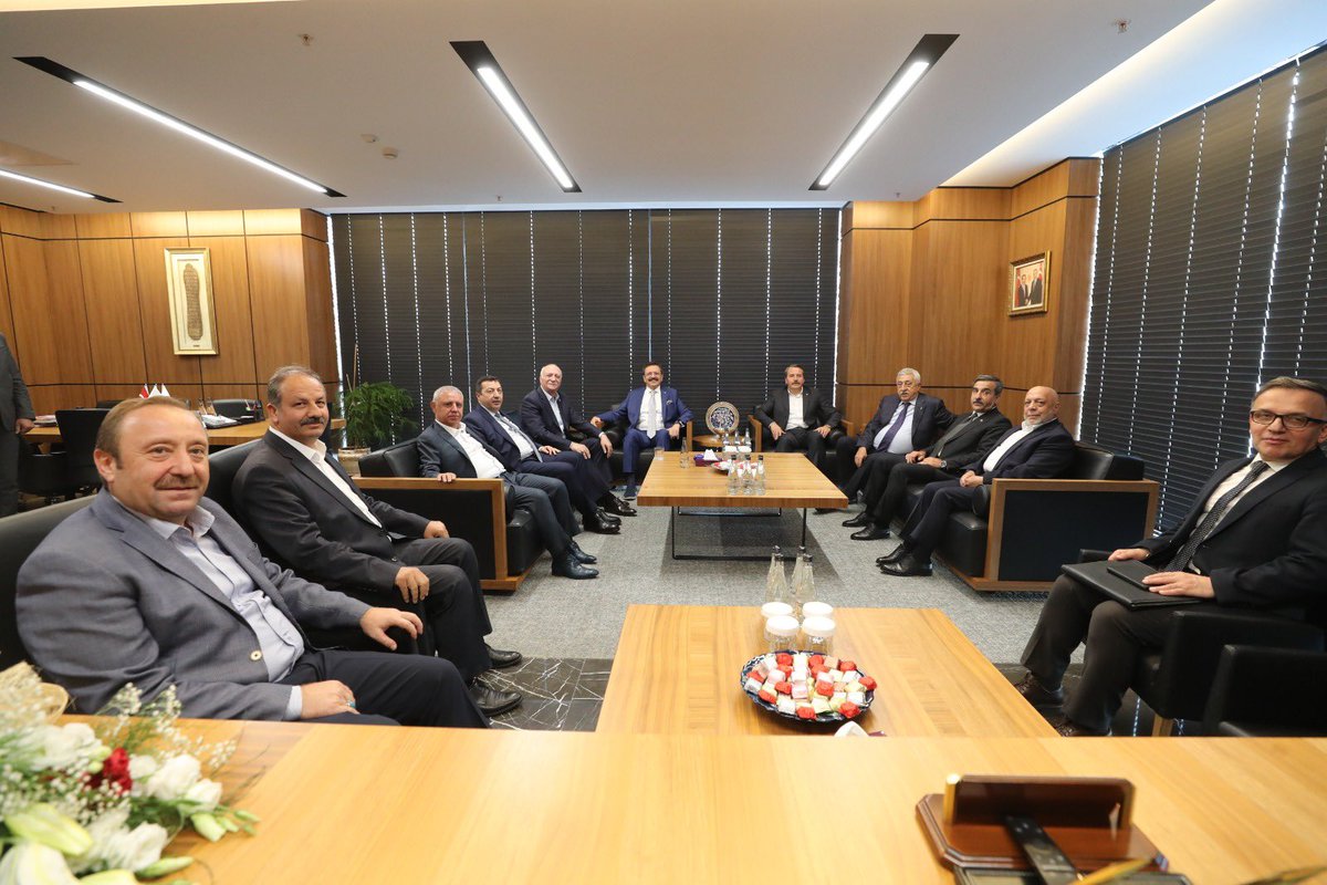 _aliyalcin_'s tweet photo. Türkiye AB KİK heyeti 7. Olağan Genel kurulumuz sonrası Konfederasyonumuza hayırlı olsun ziyaretin de bulundu.

AB KİK heyeti Başkanı Rıfat Hisarcıklıoğlu başta olmak üzere 
TESK Başkanı Bendevi Palandöken’e, HAK-İŞ Başkanı Mahmut Aslan’a, TZOB Başkanı Şemsi Bayraktar’a, KAMU-SEN Başkanı Önder Kahveci’ye, TÜRK-İŞ Başkan Yardımcısı Eyüp Alemdar’a  ve
TİSK Yönetim Kurulu İcra Kurulu Üyesi Metin Demir’e nazik ziyaretleri için teşekkür ediyorum.