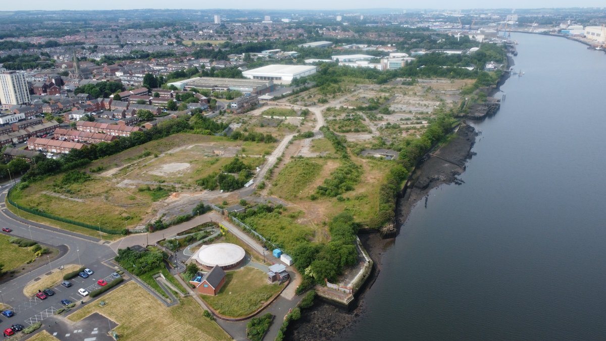 neheritagelib's tweet photo. The Tyne throws up some interesting remains - it's often easier to leave things as they are.
To my surprise, the Palmer's Shipyard site at Jarrow still has the mouth of its slipway, graving dock, as well as earlier slipways in situ. Bare in mind, this yard closed in 1933! https://t.co/knHRjbr5Fz