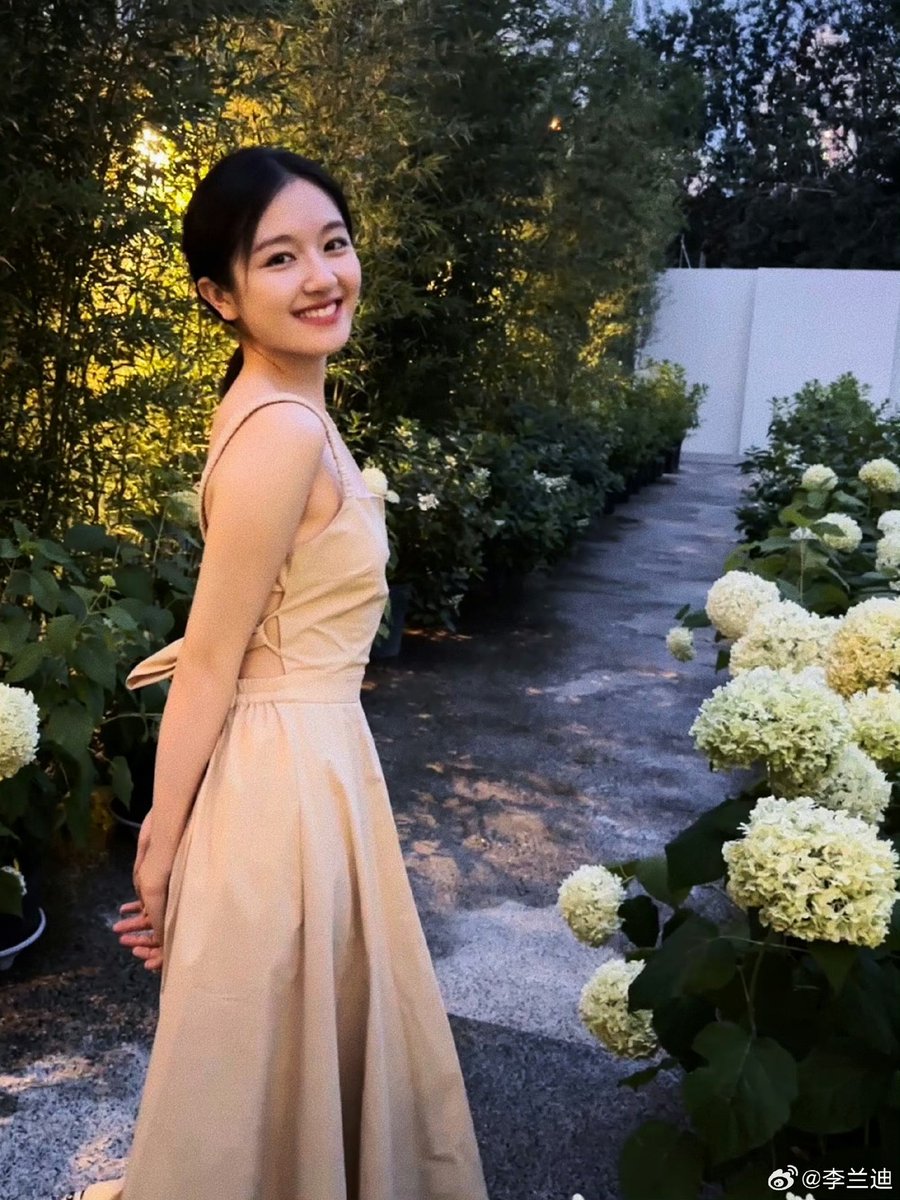 5237xingxulandi's tweet photo. Landi updated: Did you see the roses I put on the bench?

#lilandi #chenxingxu #thestarrylove #星隕凝結成糖果 #星落凝成糖 #少典有琴 #辣目 #沒有情 #聞人 #离光夜昙 #牛迪超话 #牛迪 #NiuDi #星影不李 #尽头耶和 #李兰迪 #陈星旭 #LoveWhentheStarsFall 
#陈星旭李兰迪 #李兰迪陈星旭 https://t.co/LWi2x7wNJp