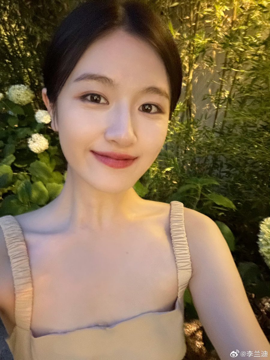 5237xingxulandi's tweet photo. Landi updated: Did you see the roses I put on the bench?

#lilandi #chenxingxu #thestarrylove #星隕凝結成糖果 #星落凝成糖 #少典有琴 #辣目 #沒有情 #聞人 #离光夜昙 #牛迪超话 #牛迪 #NiuDi #星影不李 #尽头耶和 #李兰迪 #陈星旭 #LoveWhentheStarsFall 
#陈星旭李兰迪 #李兰迪陈星旭 https://t.co/LWi2x7wNJp