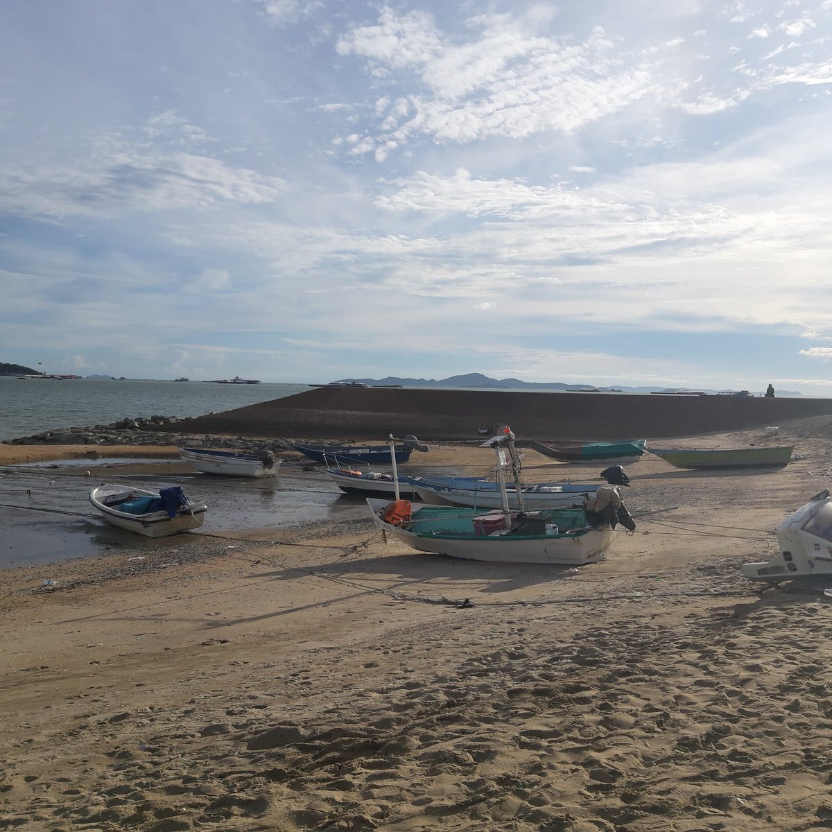 pramul18's tweet photo. I like  the beach 
#pattaya beach 
#beach of Thailand https://t.co/It1OZHM1jQ