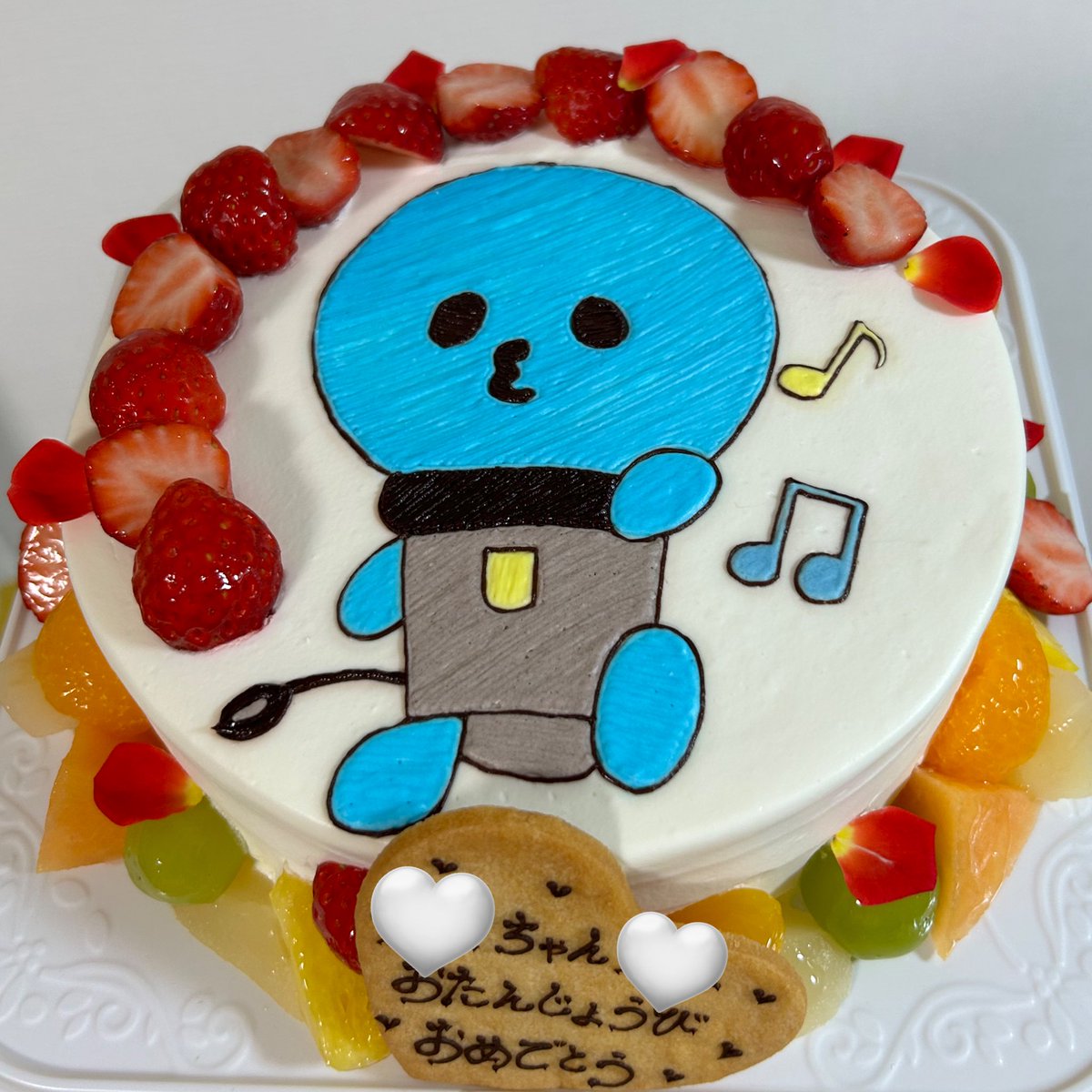 7kamen_'s tweet photo. 「誕生日＝ケーキ」ってくらい毎年気合いを入れてる両親のもとで育ちました🎂😌💫今年はマイクンでした🎤♡♡ありがとうありがとう！ https://t.co/SECDY4tIIc