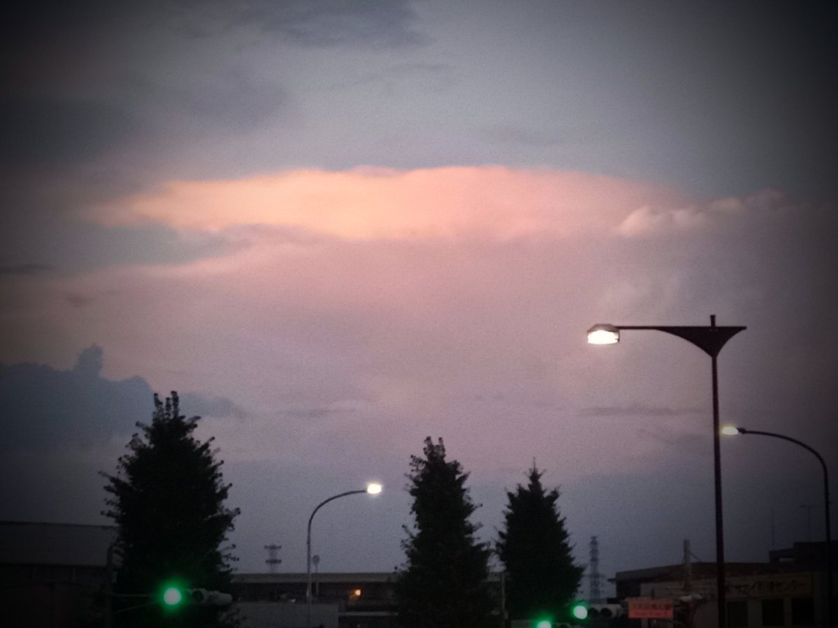 DarkDroneGhost's tweet image. 今日、七時くらいに買物にでかけたら🐱
空に雲の王様が、御座せられました。

上端の波型は、うちの業界でいうケルビン・ヘルムホルツ不安定性によるものかしら。

かなとこ雲というには、ちょっと物足りない成長のまま、夜の帳に消えてゆきました🐱
 #cloud #incus #AnvilCloud #かなとこ雲 #雲