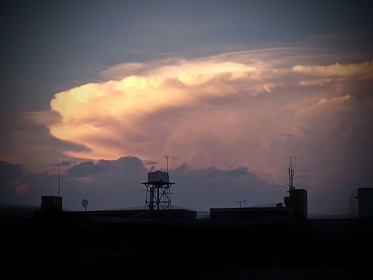 DarkDroneGhost's tweet image. 今日、七時くらいに買物にでかけたら🐱
空に雲の王様が、御座せられました。

上端の波型は、うちの業界でいうケルビン・ヘルムホルツ不安定性によるものかしら。

かなとこ雲というには、ちょっと物足りない成長のまま、夜の帳に消えてゆきました🐱
 #cloud #incus #AnvilCloud #かなとこ雲 #雲