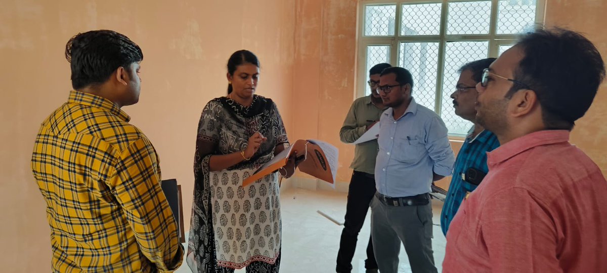 CdoGonda's tweet photo. जिलाधिकारी महोदया गोंडा के निर्देश के क्रम में आज दिनांक 10.07.2023 को अधिशासी अभियंता लोक निर्माण विभाग एवं  सहायक अभियंता ग्रामीण अभियंत्रण विभाग के साथ निर्माणाधीन राजकीय इंजीनियरिंग कॉलेज गोंडा की जांच @ChiefSecyUP @CMOfficeUP @dmgonda2 @UPGovt https://t.co/xY4RPQodd0