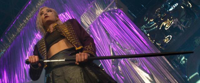 (계속) 또 소름 끼치고 크리피하게, 판토마임 느낌도 내고 싶었음. 그래서 이탈리아 즉홍극(콤메디아 델라르테)의 캐릭터에서 이미지를 차용했는데, 귀엽지만 멜랑콜리하고 자신의 감정을 숨기는 편이고, 눈물방울이 얼굴에 있는 캐릭터라고…