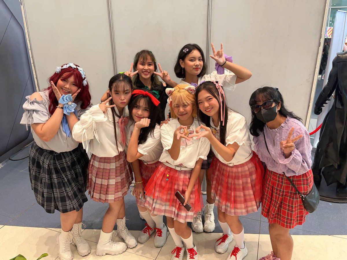 STRLGHT_Opisyal's tweet photo. And to our fellow local idols, @pastelmixPH (who we have missed the photo opportunity 😔), @Asfire_ph , @miqx_official , and Euphoria, Maraming salamat po! 🙇‍♀️ 💫

Hanggang sa muli, kami ang ST★RLiGHT. 🇵🇭 https://t.co/V3Mzx37VjQ
