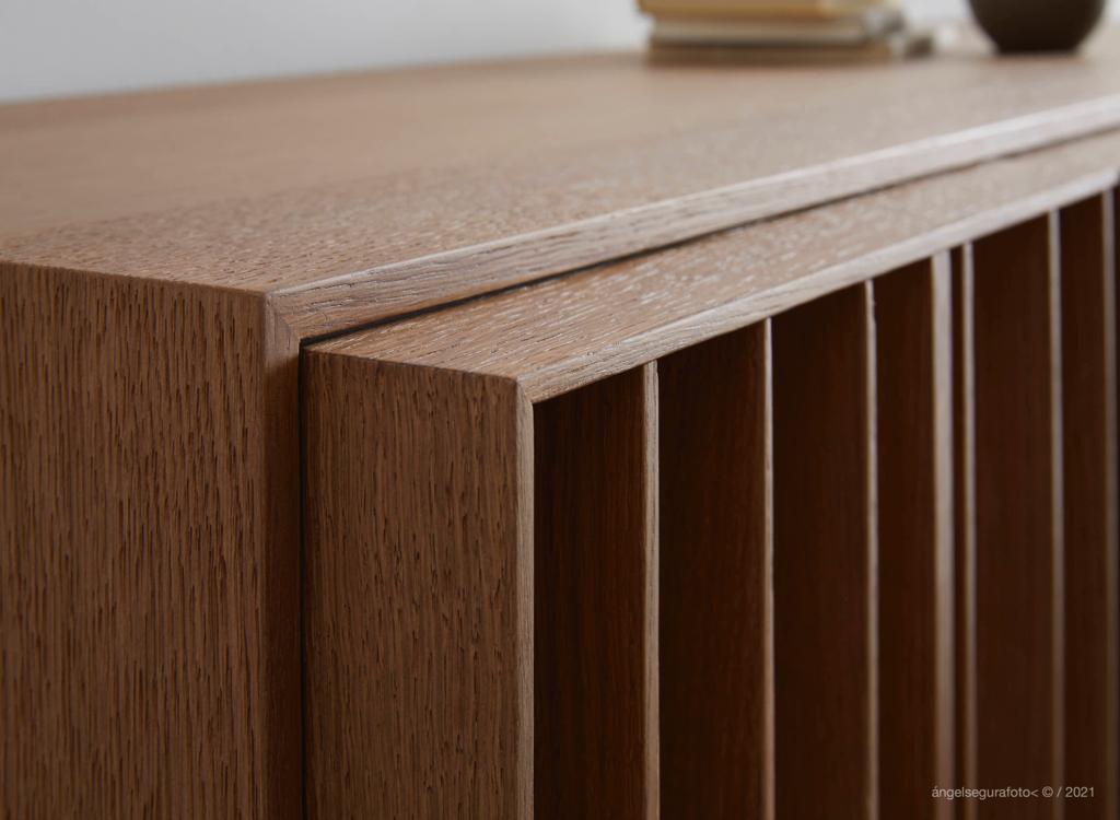 megamobiliario's tweet photo. CREA resalta toda la belleza de la veta de la madera, logrando una textura natural.
Un diseño único, con ritmo de líneas y original juego de luces y sombras sobre sus volúmenes.
Un ejemplo de cómo combinar la #artesanía y el #diseño.
#MegaMobiliario #CreaTuEspacio #muebles https://t.co/T44LiPnMhZ