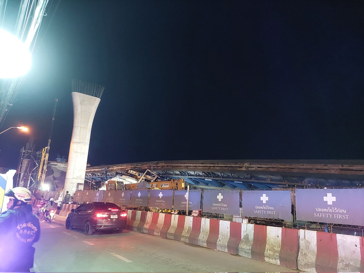 wirojlak's tweet photo. ผมอยู่ที่เกิดเหตุสะพานข้ามแยกตลาดหัวตะเข้ เขตลาดกระบัง ณ เวลานี้ครับ เจ้าหน้าที่กำลังช่วยเหลือผู้บาดเจ็บอยู่ครับ
#สะพานถล่ม https://t.co/71hcxh3Qis