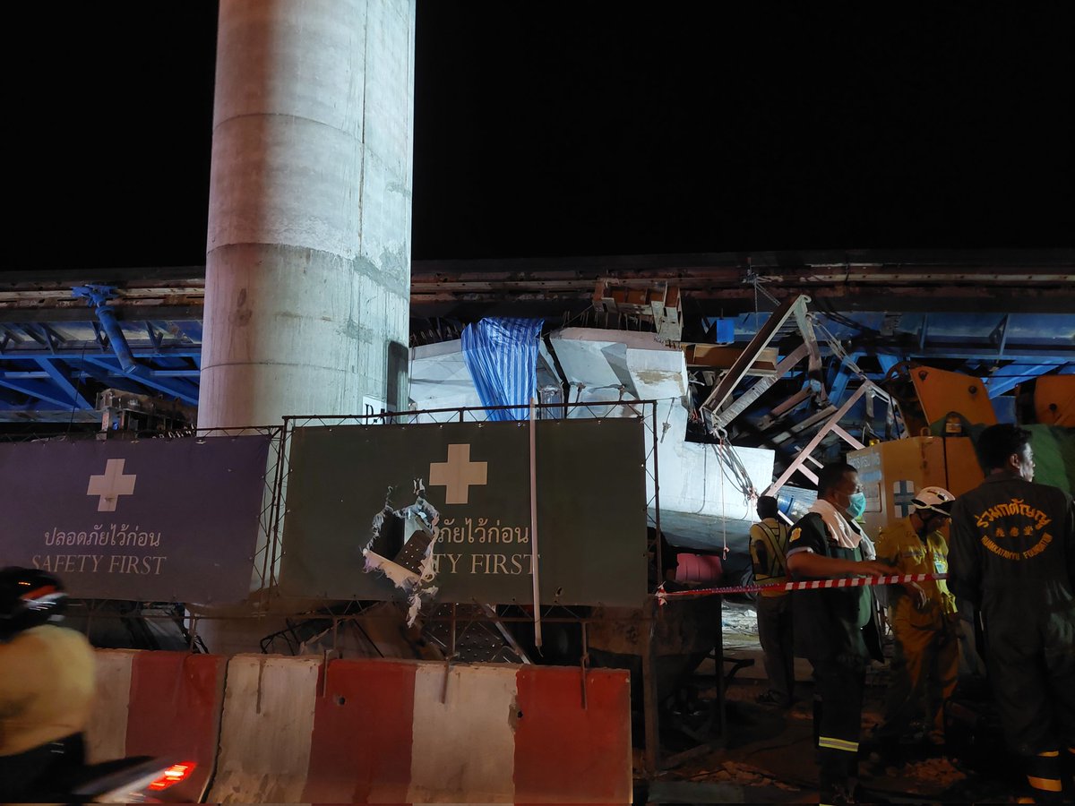 wirojlak's tweet photo. ผมอยู่ที่เกิดเหตุสะพานข้ามแยกตลาดหัวตะเข้ เขตลาดกระบัง ณ เวลานี้ครับ เจ้าหน้าที่กำลังช่วยเหลือผู้บาดเจ็บอยู่ครับ
#สะพานถล่ม https://t.co/71hcxh3Qis