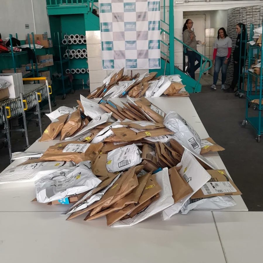 FavelaLLog's tweet photo. Na Favela LLog de Brasilândia começamos a semana com energia e comprometimento!💪✨

 #FavelaLLog #LogísticaFavelada #TrabalhoDedicado https://t.co/o5XAZsjGVu