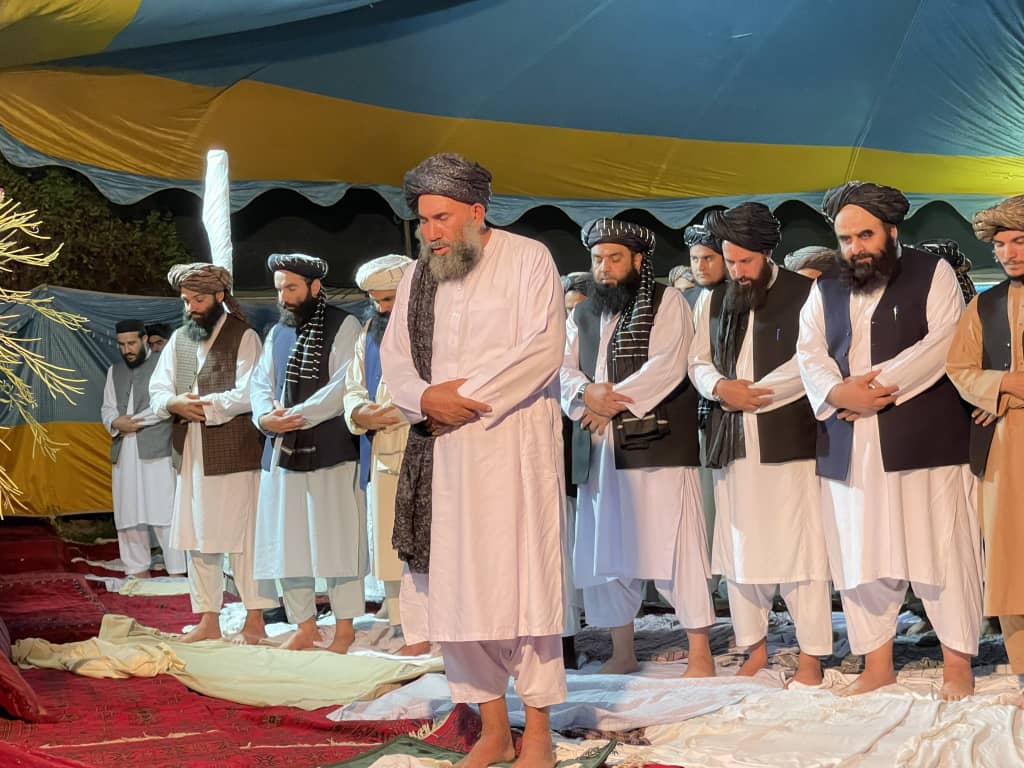 Eftikhar_Ahmad1's tweet photo. مړه ګلاب هم دامیدغوټیاني ګل کړي
دبلبل په لاله زارقافله راغله

ضعیف ناست دی دنصرت بدلون ته ګوري
دمرحوم سپه سالار قافله راغله

@abdulsalamzaeef https://t.co/WSstSSv18l