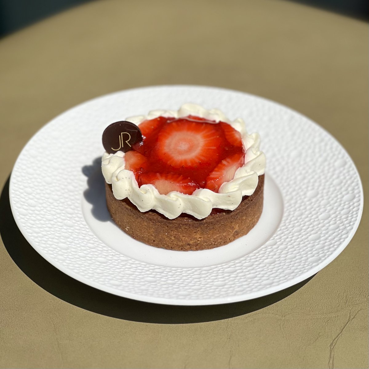 Get into Wimbledon spirit with our delicious strawberry tart! Made with fresh, juicy strawberries and a buttery crust, it's a winning combination 🍓  #LeDeliRobuchon