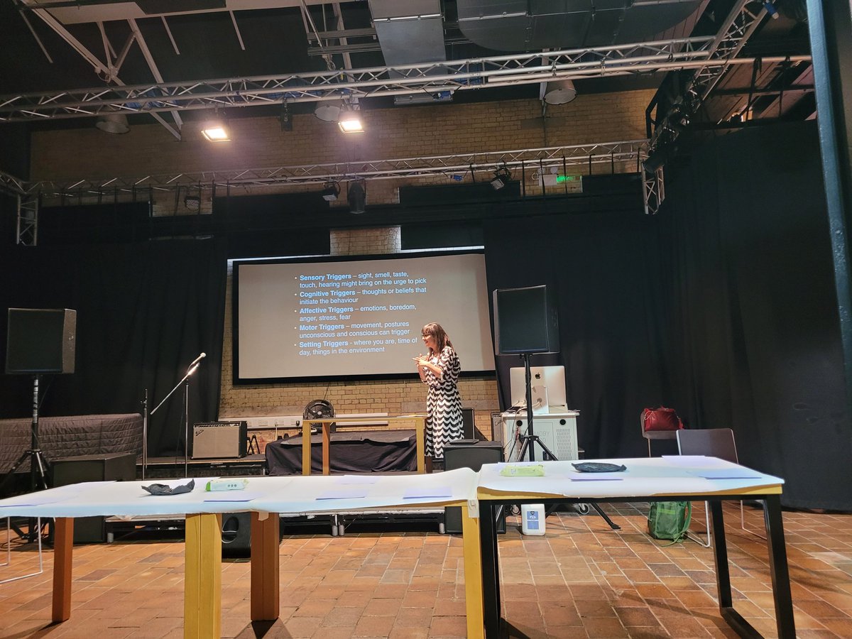HalpernFoundCEO's tweet photo. Liz Atkin giving an incredible workshop on using drawing to tackle compulsive behaviours! Just amazing #kartscon23 #ArtAndHealth https://t.co/Ep8pLRfkDX
