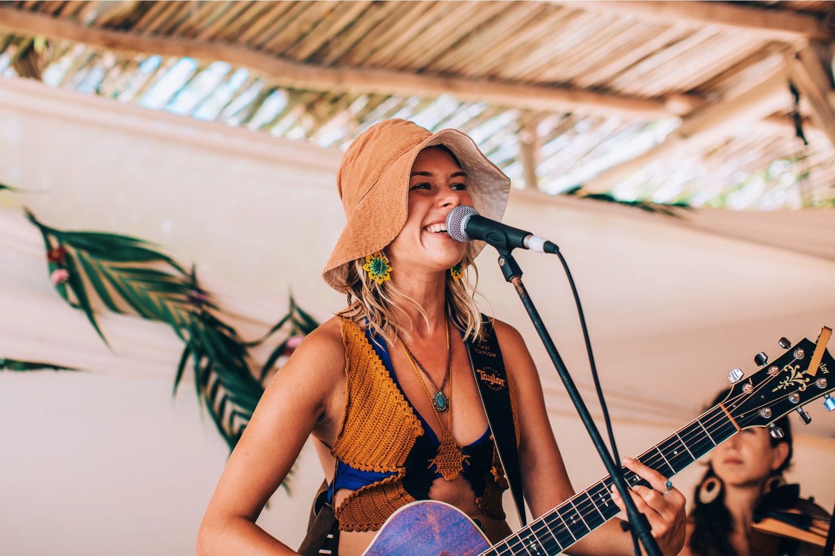 Nog maar één week en dan gaan we los vanaf zondagmiddag 12.30 uur en hoe! Lotte Walda trapt af op het podium op het Rondeel van Chateau Marquette. Lotte ontwapent het publiek met haar warme, soulvolle liedjes, die ondanks hun vederlichte inslag grote thema's aansnijden.