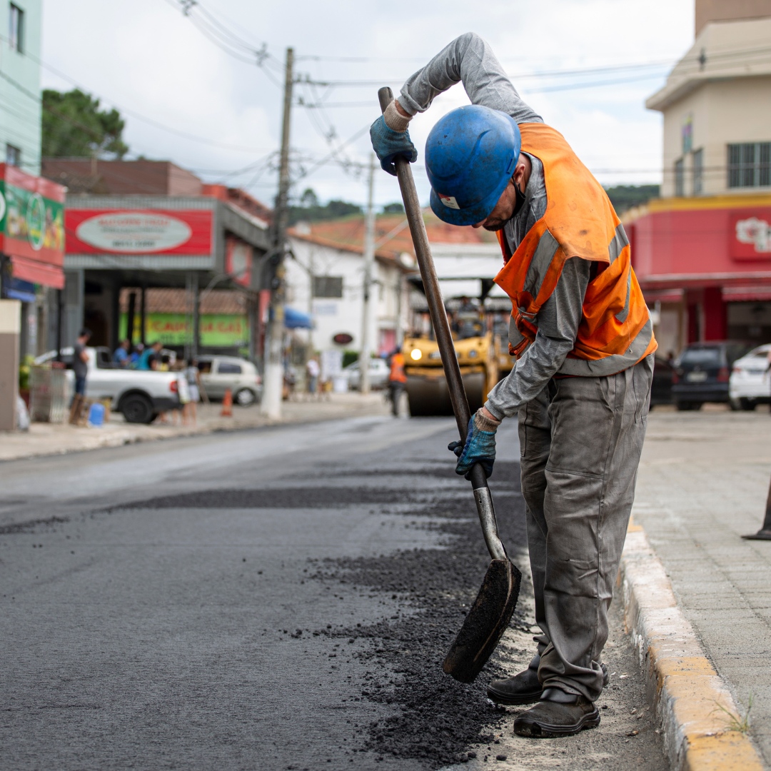 MetroStriping's tweet photo. A new research report on how to improve safety conditions for highway workers has just been published. Developing clear zone requirements to minimize highway worker injuries from vehicles is extremely important. Read more below.

https://t.co/RmtAWOBghB

#HighwayWorkerSafety https://t.co/T5plVUodFg