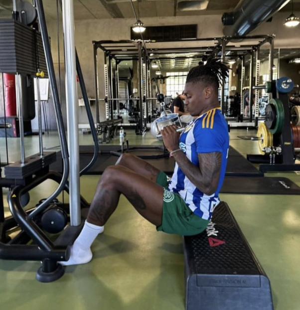 Offsider_ES's tweet photo. ⚠️ El tweet random del día: 

😳 Rafael Leao entrenando con la camiseta de la Ponferradina. https://t.co/GFQee44wLR