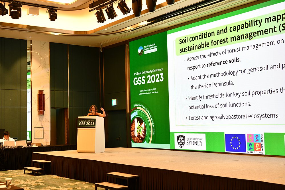 BC3Research's tweet photo. 🗣️"The European Union aims to ensure that 75% of #SOIL is healthy by 2030, but how can we decide when soil is healthy?"
BC3 researcher Mercedes Román (@mercetadzio) presented the SELVANS project at the 4th Global Soil Security Conference 2023!
More at https://t.co/QkmTMENJOi https://t.co/neEQMSEPcG