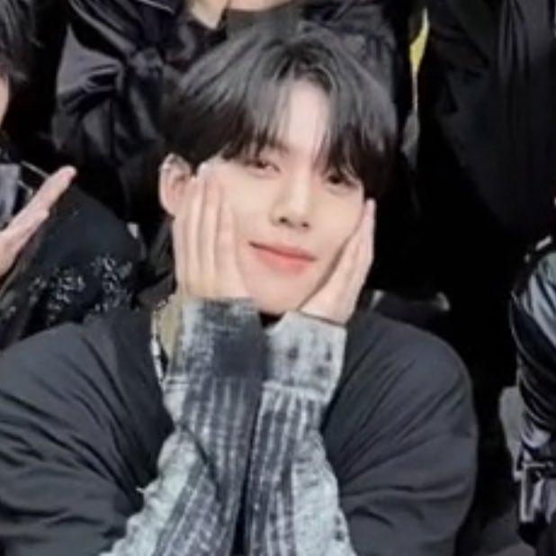 han yujin pics tweet media