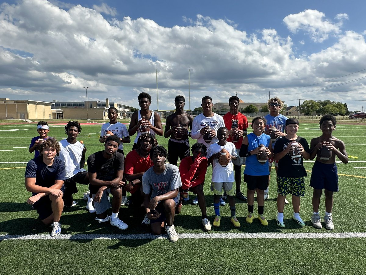 CalvinLDavis3's tweet image. #Sunday We had a great time sharpening our discipline and getting at least 1% better! Outstanding job Qbs &amp;amp; WRs!  @nsmesports @QBKing_Max @RouteEmUpX @_CoriHenderson @jamesholton2027 @DevornDemas @tommygun_te12 @EthanJSmithQB @ElijahSmith83TE
