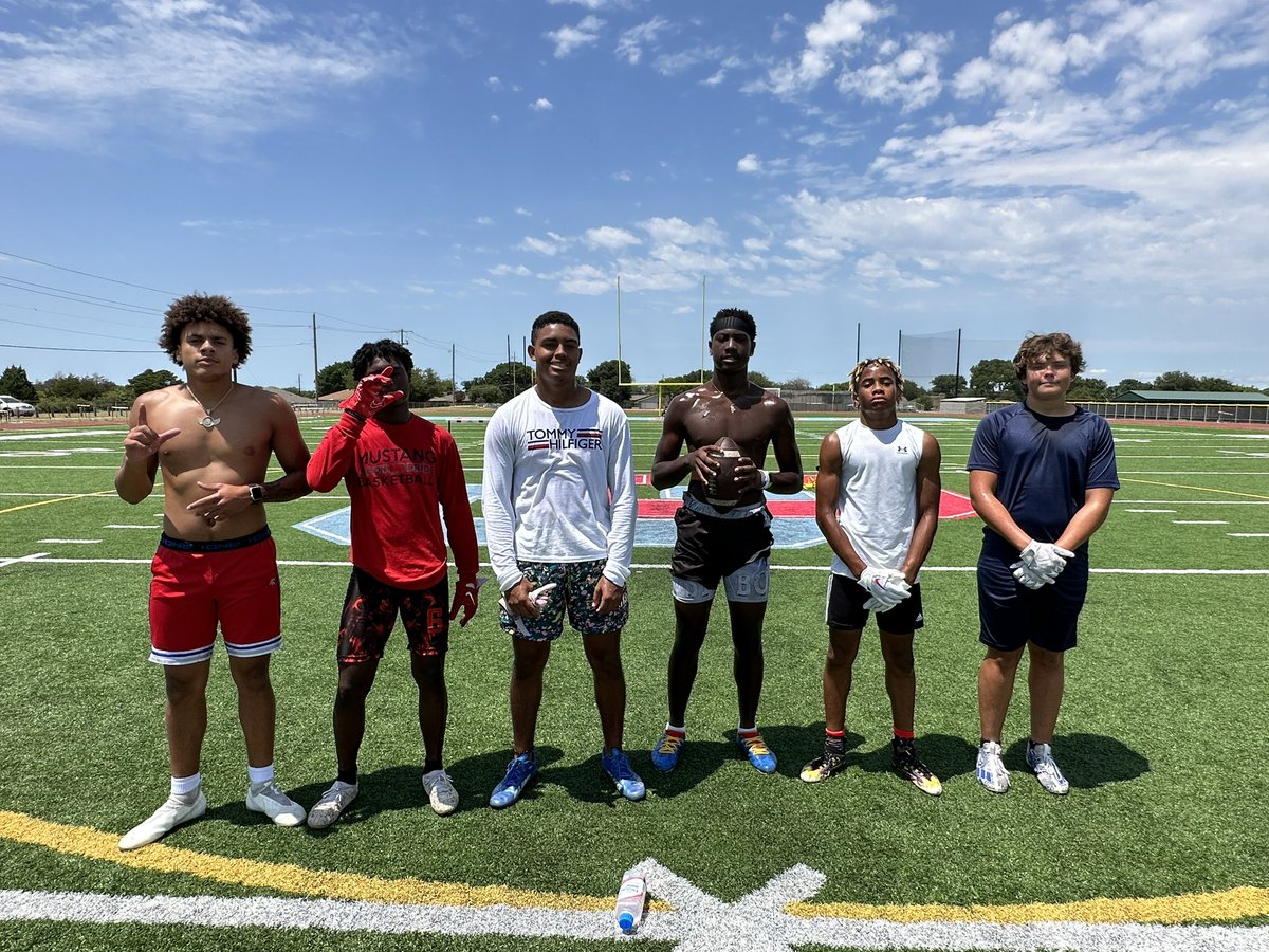 CalvinLDavis3's tweet image. #Sunday We had a great time sharpening our discipline and getting at least 1% better! Outstanding job Qbs &amp;amp; WRs!  @nsmesports @QBKing_Max @RouteEmUpX @_CoriHenderson @jamesholton2027 @DevornDemas @tommygun_te12 @EthanJSmithQB @ElijahSmith83TE