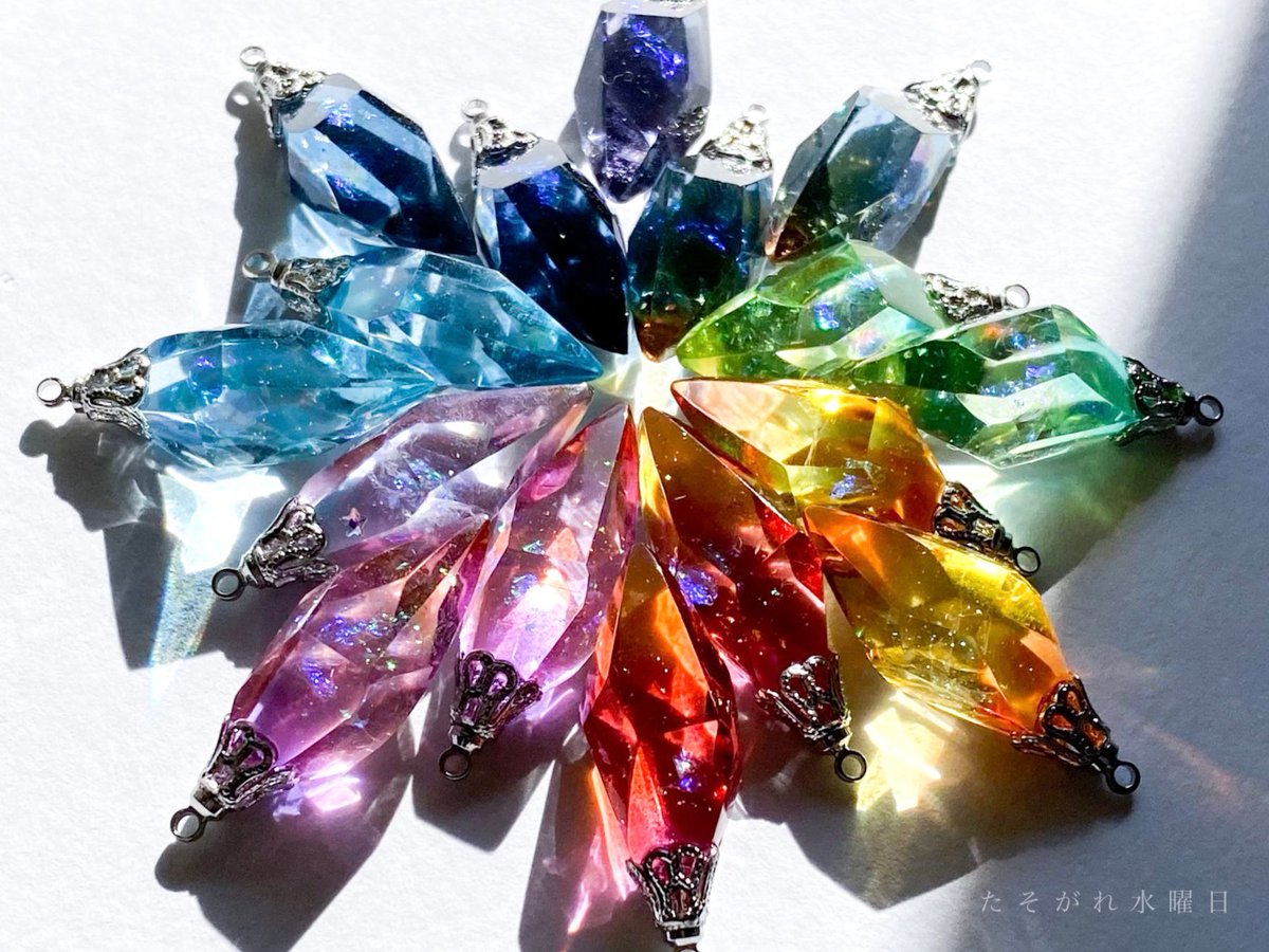 twd_hm's tweet photo. #作品をみてくださいあわよくばフォローしてください祭
空や海の色を表現したレジンをキラキラのピカピカになるまで磨いています💎✨ https://t.co/Re4GZ7BqbW