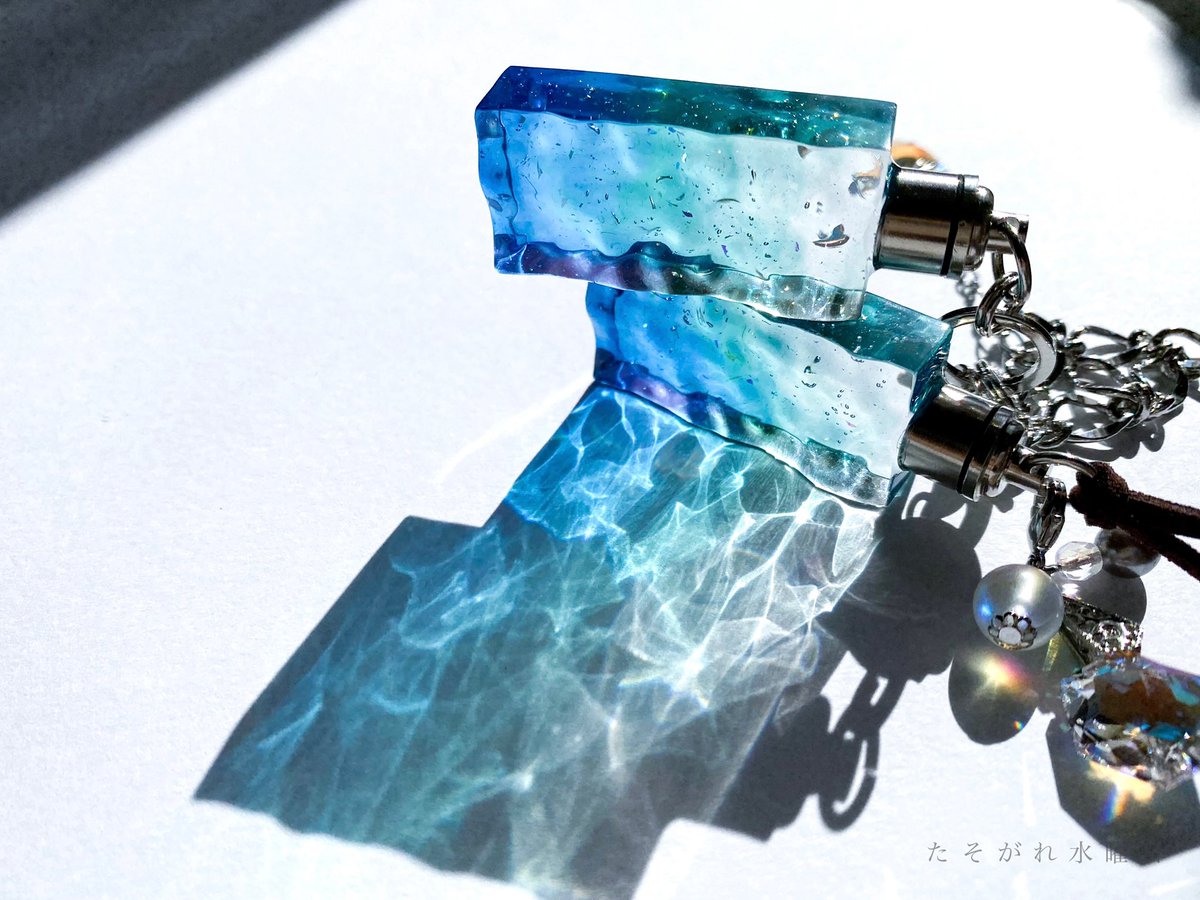 twd_hm's tweet photo. #作品をみてくださいあわよくばフォローしてください祭
空や海の色を表現したレジンをキラキラのピカピカになるまで磨いています💎✨ https://t.co/Re4GZ7BqbW