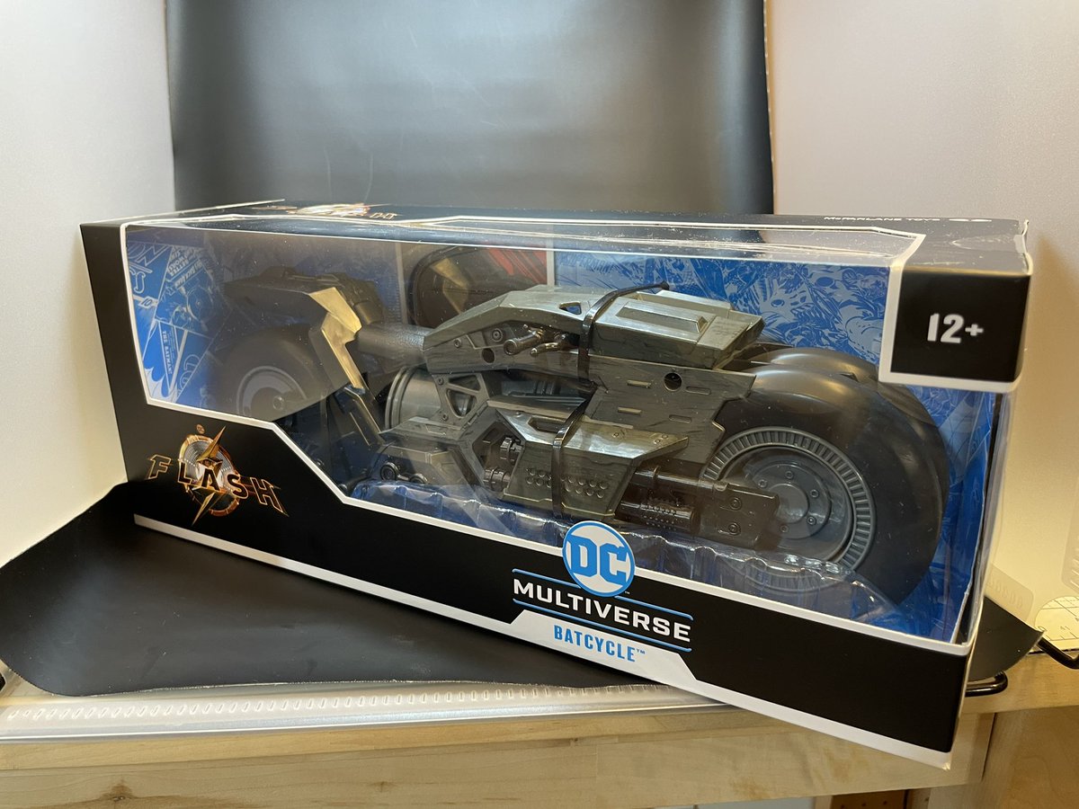 kim14679's tweet image. 撮影ブースに入りきらない存在感。
米Amazonで購入。送料込で6,500円くらいでした。
#batcycle #バットサイクル
#batman  #バットマン
#dcマルチバース
#マクファーレントイズ