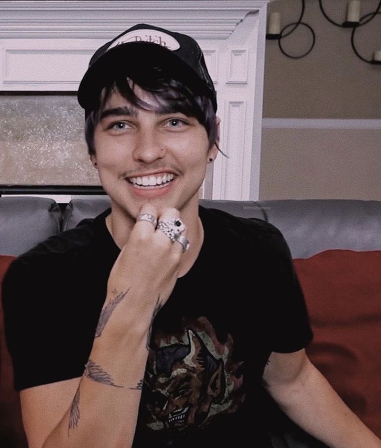 SamnColby_Solby's tweet photo. .@ColbyBrock none of the true fans, who have loved you and had your back since day 1, give a FLYING FUCK about your hair! we care about YOU. yeah, the way you look is icing on the cake, but it has NOTHING to do with your personality and who you are inside. you’re this amazing 1/2 https://t.co/CAEJ5c2NMU