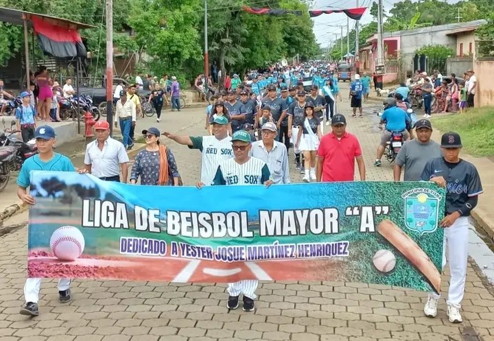Gabriel82975940's tweet photo. Abarrotada por completo la calle principal d nuestro municipio en (Tisma) en la inauguración del campeonato del Beisbol "Mayor A".
Nuestra liga es catalogada una d las mejores ligas del "Mayor A" del Departamento d Masaya⚾👏🖤❤✌🏟⚾
#4419VivalaRevolucion
#UVEOSCARTURCIOSMASAYA https://t.co/5xaqbu9y1a
