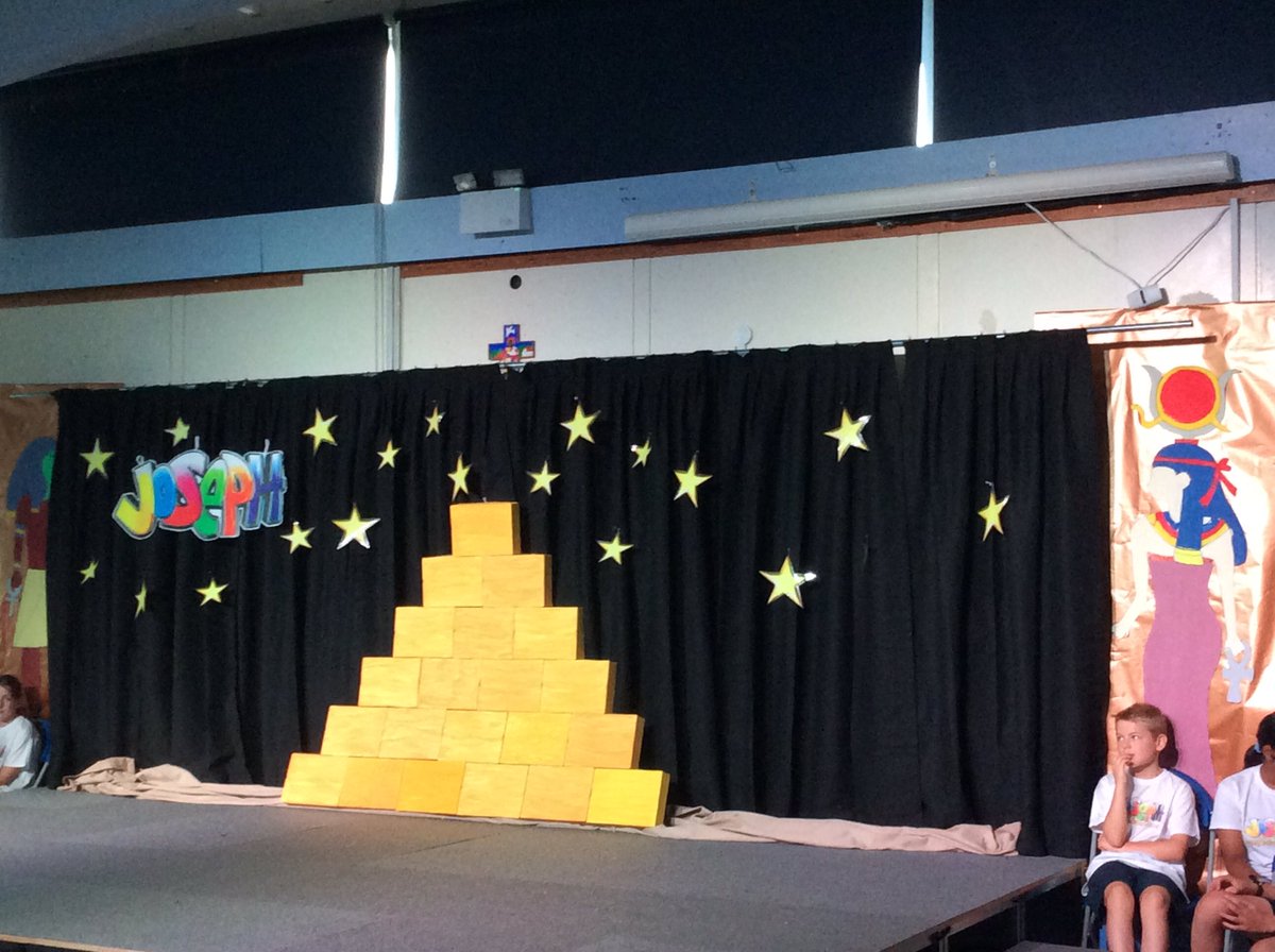 StVincentsPr's tweet photo. KS2 are being treated to the first showing of the Y6 production of Joseph this afternoon. 🐪 🇪🇬 🧥 🎵#passionateaboutlearning #gogojoseph https://t.co/RmzMmijYKK