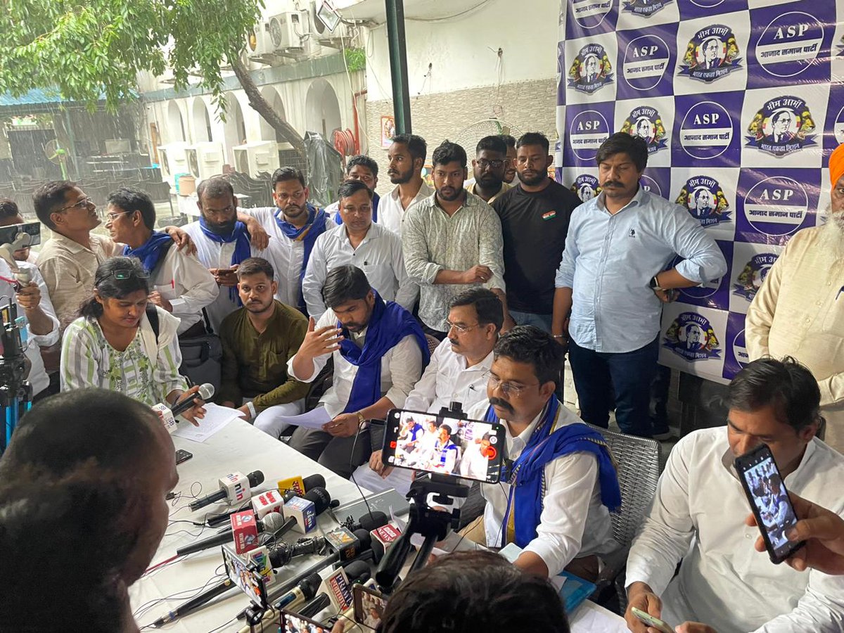 आज दिल्ली मे भीम आर्मी के राष्ट्रीय अध्यक्ष विनय रतन सिंह जी ने भीम आर्मी चीफ चंद्रशेखर आजाद जी पर हुए हमले को लेकर प्रेस कॉन्फ्रेंस की
21/07/23 को दिल्ली के जंतर मंतर पर विशाल प्रदर्शन का ऐलान, चंद्रशेखर आजाद जी पर हमले की CBI जांच, Z सुरक्षा व आरोपियों के नार्को टेस्ट की मांग।