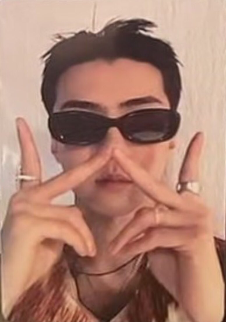 ohsenh's tweet photo. oh so the sehun appmus pob is still different from the exist pc! i don't care if he just changed the angle i need them both https://t.co/LvC96KLnEg