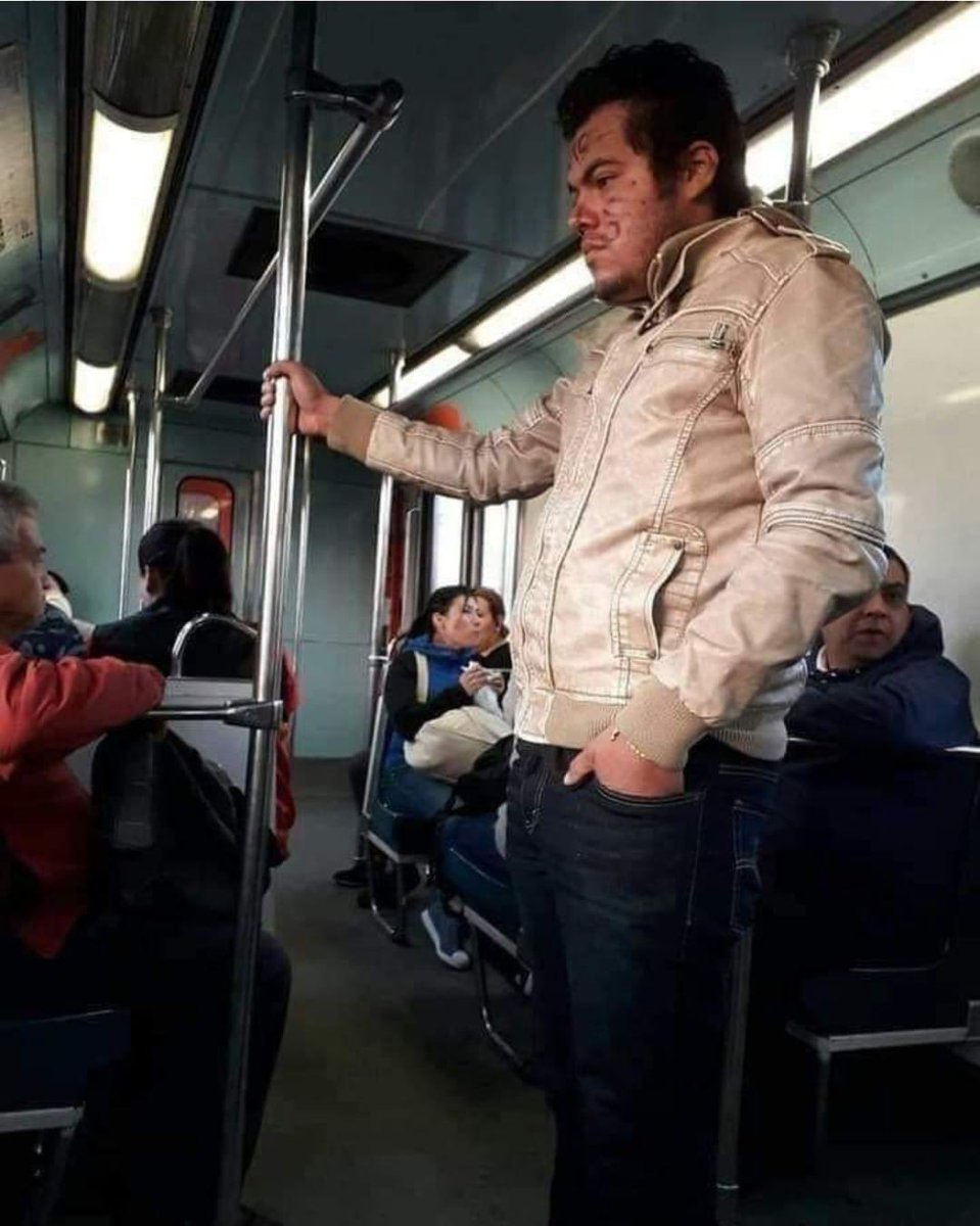 Yo rumbo al jale pensando si no se me nota que me fui de peda