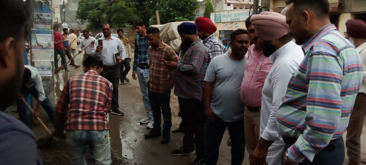mcldhofficial's tweet photo. *MLA Sidhu launches cleanliness drive with focus on regular cleaning of road gullies*
.
.
#HeavyRainfall #MCL #MCLudhiana #Rainyseason #Monsoon #rainfall #rainyday #nature #Workinginrain #workhard #GovtofPunjab #CMOPunjab https://t.co/aUWLtIjOoG