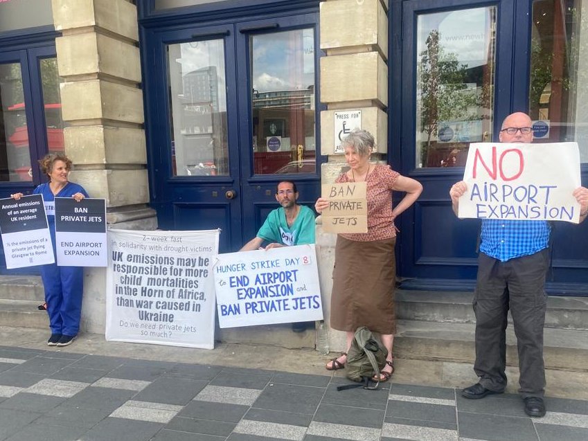 DoctorsXr's tweet photo. Dr Kendall outside Stratford Town Hall- on day 8 of a hunger strike to end airport expansion + ban private jets. Awaiting Newham council's decision re: @LondonCityAir expansion. Officers have advised it be rejected.
#EndAirportExpansion
#BanPrivateJets

https://t.co/UOwEoEdLFn https://t.co/nWmGcOm8WD