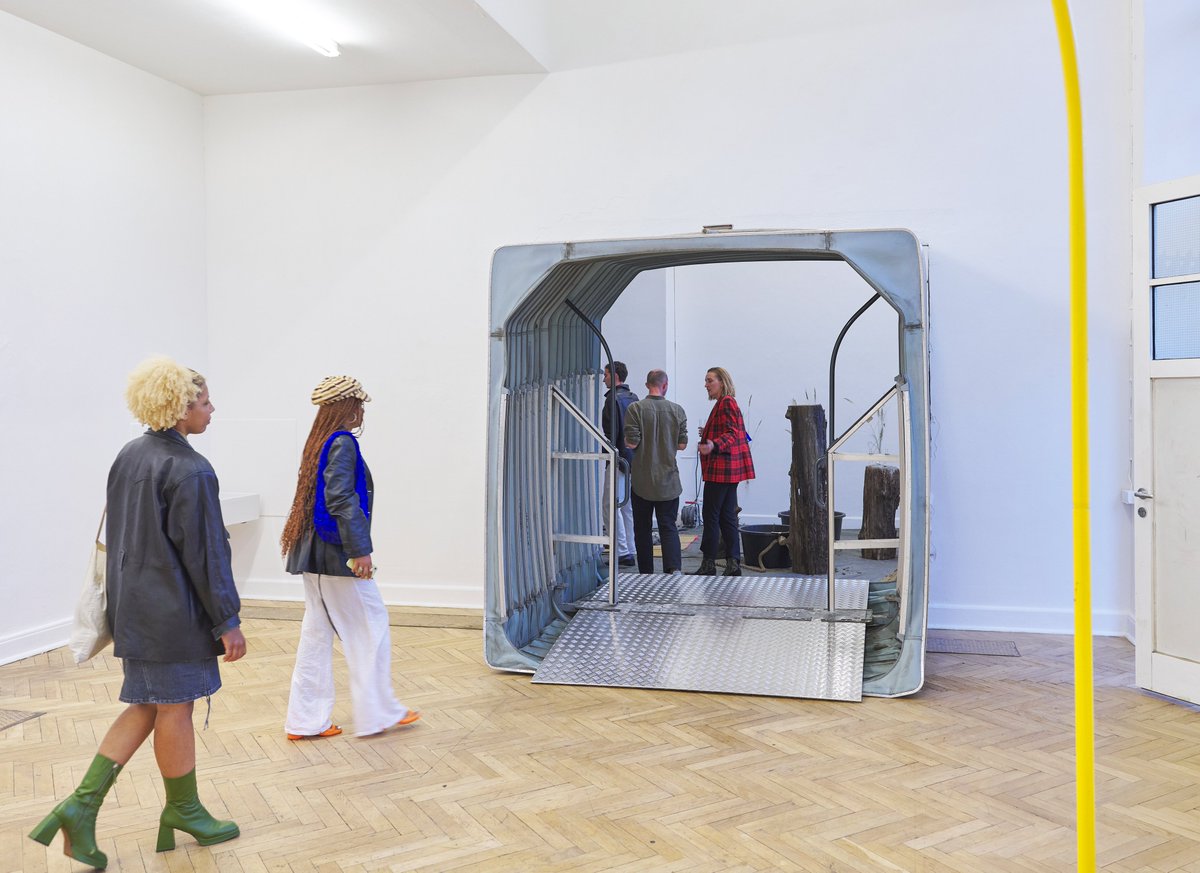 Zur Graduate Show 2023 bietet die HFBK Hamburg Führungen in deutscher, englischer UND erstmalig Deutscher Gebärdensprache an. 
Wir möchten den Zugang zu Kunst so barrierearm wie möglich gestalten.
Die Führungszeiten entnehmen Sie bitte dem Programm: hfbk-hamburg.de/de/aktuelles/g…