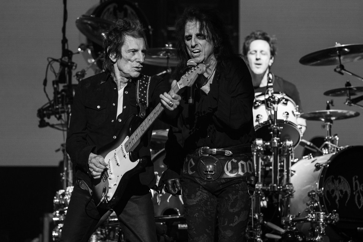 hollywoodvamps's tweet photo. Thank you @ronniewood The O2 London #TrainKeptARollin 

#alicecooper #johnnydepp #joeperry #tommyhenriksen #glensobel #chriswyse #buckjohnson #HollywoodVampires #RonnieWood #RollingStones #theo2 

📷: Aaron Perry https://t.co/yjGkkLVSP1