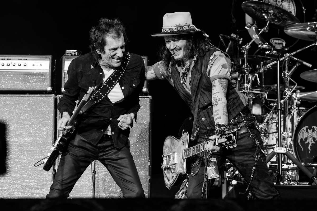 hollywoodvamps's tweet photo. Thank you @ronniewood The O2 London #TrainKeptARollin 

#alicecooper #johnnydepp #joeperry #tommyhenriksen #glensobel #chriswyse #buckjohnson #HollywoodVampires #RonnieWood #RollingStones #theo2 

📷: Aaron Perry https://t.co/yjGkkLVSP1