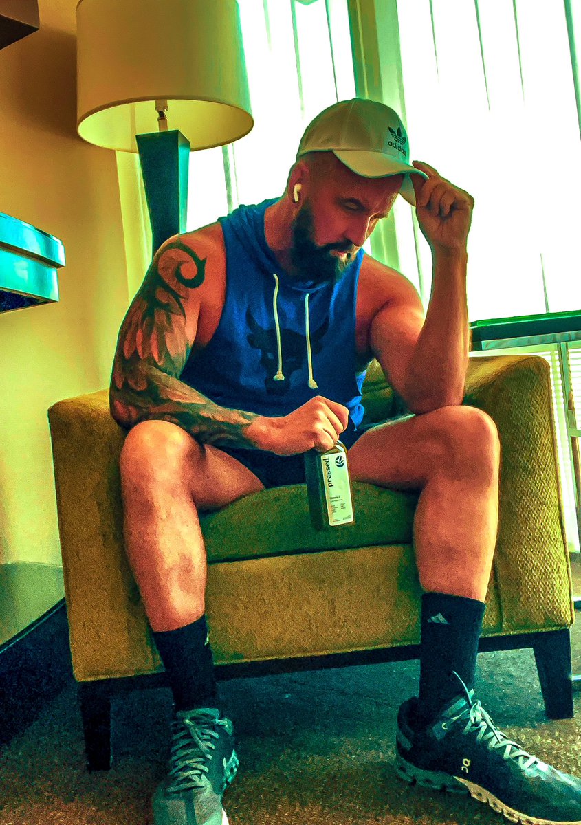 TomBoySC's tweet image. Vegas was a success. I’m exhausted but ready to go back. Who’s with me? #bearded #tattoos #vegas #lgbt #ManicMonday #arialasvegas