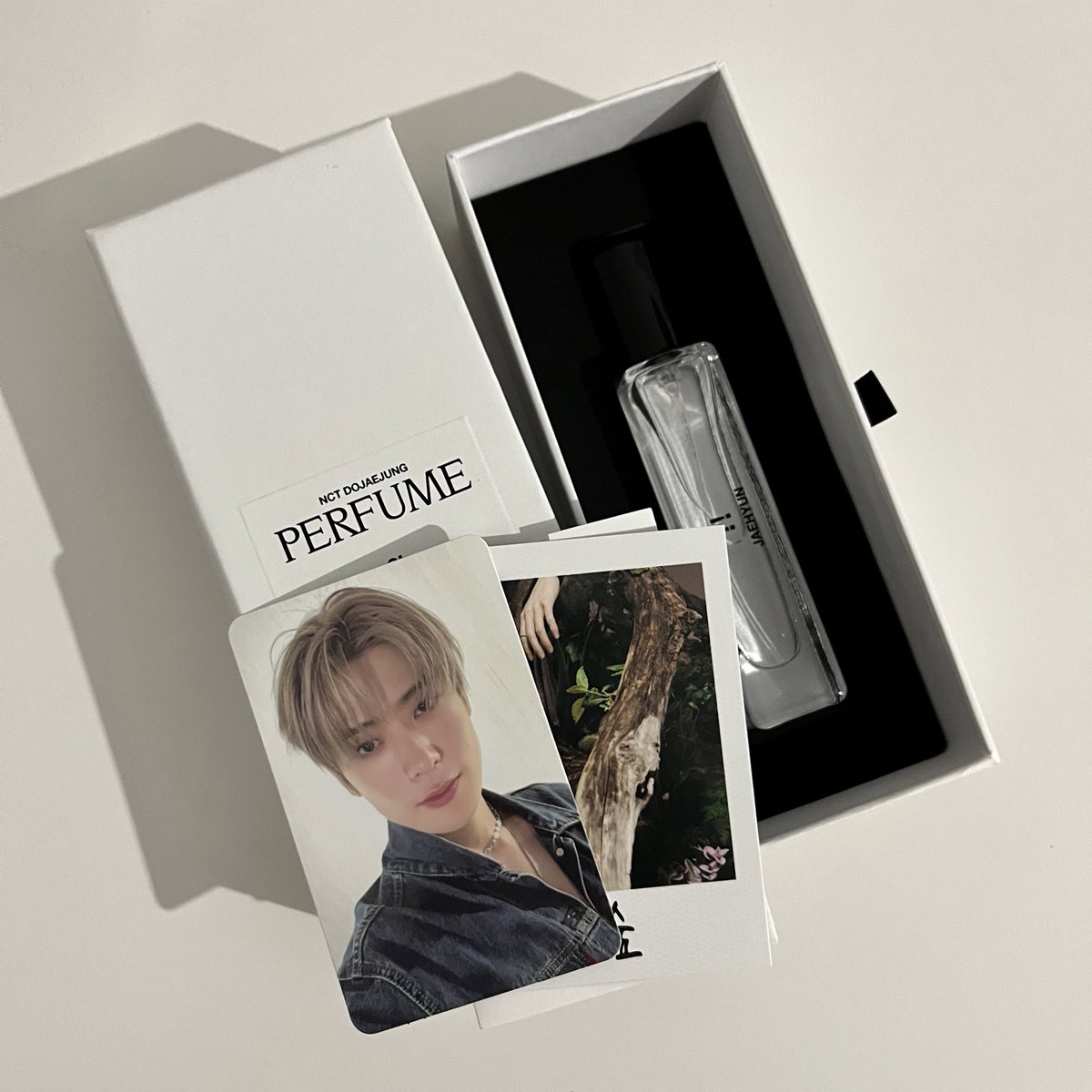 chubbysine_'s tweet photo. สิ้นสุดการรอคอยยย น้องน้ำหอม #NCT_DOJAEJUNG ถึงบ้านแล้วว เพคเกจดีมากกก ดีเทล อะไรต่างๆคือใส่ใจอ่ะ เราซื้อกลิ่น ?! ที่แจฮยอนผสมเอง เทสดีมากกก กลิ่นหอมกว่าที่คิดเหมือนแบรนด์แพงๆเลย กลิ่นออกเย็นๆแต่มีแ���้งนุ่มๆเข้ามาเสริม คือดมแล้วโคตรแจฮยอนอ่ะ ชอบมากก เลิฟฟ🥹🫶🏻 #รีวิวน้ำหอม https://t.co/1s4K1XCgnB