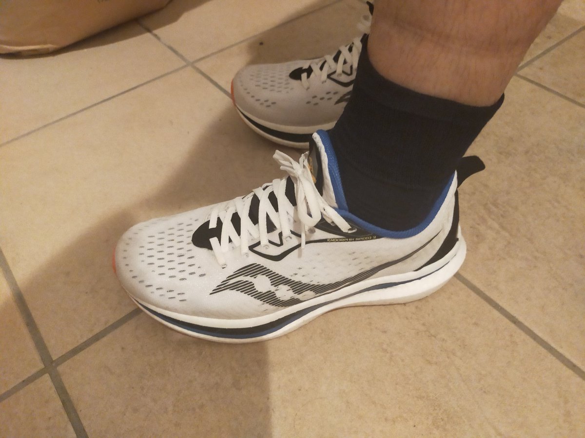 bakenist's tweet photo. 夜ラン。インターバル。1km（3'30"）×5本を目指したが4本目途中で、命の危険を感じ終了(^_^;)
久し振りにシューズの力を借りて走ったけど、やっぱり全然違うね。
白地に黒と青、そしてネイビーのビジネスソックスの組み合わせが最高にクールでしょ？#saucony #endorphinspeed https://t.co/EcQULYwP9B