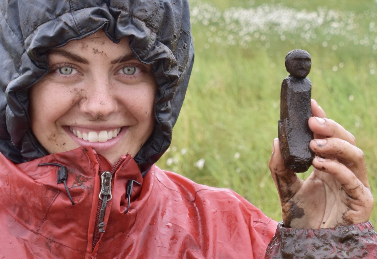Look at this great little find of a wooden doll, preserved by permafrost ice in Nunalleq, Alaska😍
Rick Knecht, director of the excavations, tells us: "We are working to save the Nunalleq Site, a 15-17th century Yup'ik Eskimo settlement, from falling into the sea."