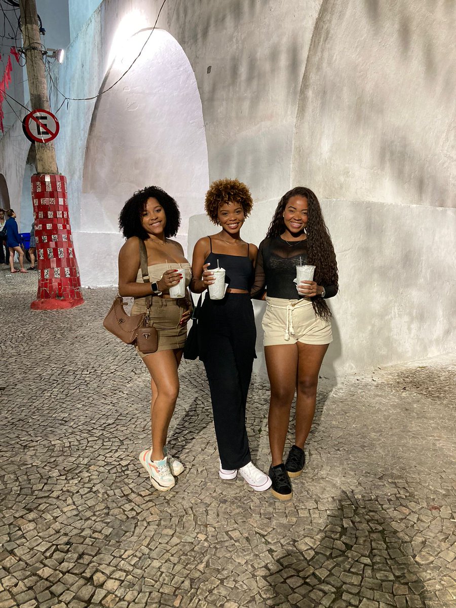 Morenaapaty's tweet photo. Beleza temos de sobra, meu trio!! ππ€π #BKShow #LapaCity https://t.co/D55OpGWZ7U