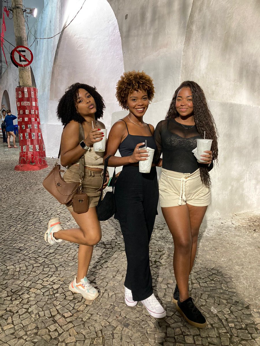 Morenaapaty's tweet photo. Beleza temos de sobra, meu trio!! ππ€π #BKShow #LapaCity https://t.co/D55OpGWZ7U