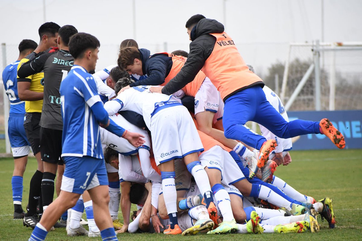 elshowdevelez's tweet photo. 🏆 ¡¡¡#VÉLEZ CAMPEÓN EN RESERVA!!!
🙌🏻 El Fortín se consagró luego de 28 años, cuatro fechas antes del final, tras vencer 1-0 a #GodoyCruz con gol de Tomás #Cavanagh.
👏🏻 Felicitaciones Marcelo Bravo y cuerpo técnico.
🕊️ Para vos Palito 💙 https://t.co/7wjX2nS9nQ