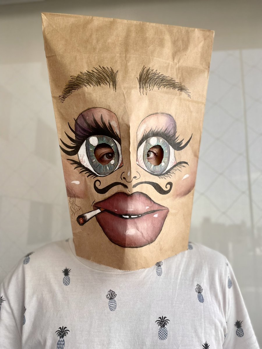renatoenoch's tweet photo. e eu que gastei umas 3 horas desenhando e colorindo um saco de pão
(tô fazendo Teatro e precisava de uma máscara pra uma cena) https://t.co/OVLU4OXiGO