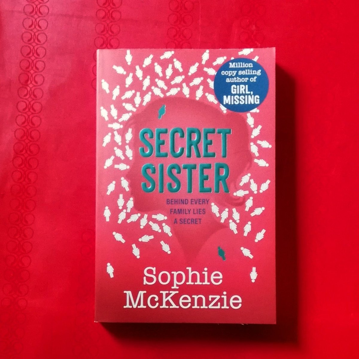 ZoeArtist's tweet photo. #SecretSister @sophiemckenzie_ @simonkidsuk #yafiction
2 sisters 2 very different lives.
When Asher discovers she has a twin secret sister called Willow can they peace together the truth about their past +find their way back to each other?
A riveting YA thriller😊 https://t.co/wPvySuLYnh